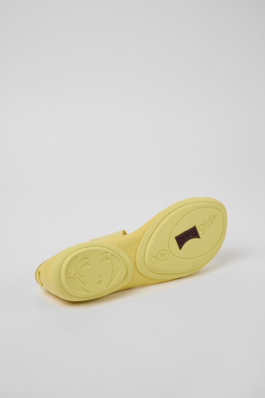 дизајн праве жуте кожне сандале за жене кампер