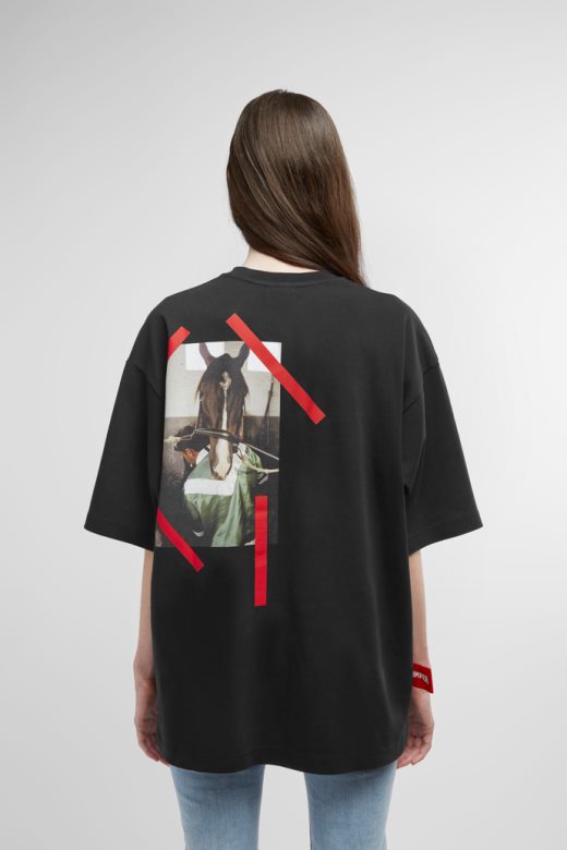 ексклузивна кампер мајица црна мајица са принтом коња позади