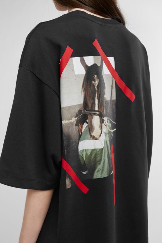 ексклузивна кампер мајица црна мајица са принтом коња позади