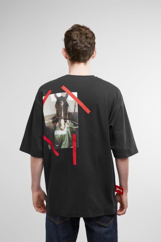 ексклузивна кампер мајица црна мајица са принтом коња позади