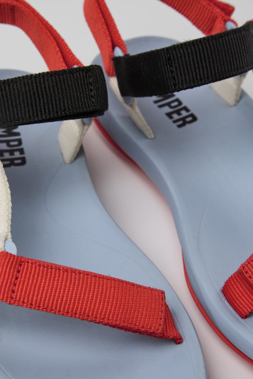 дизајн одговарају црвено-беле и црне сандале за жене кампер